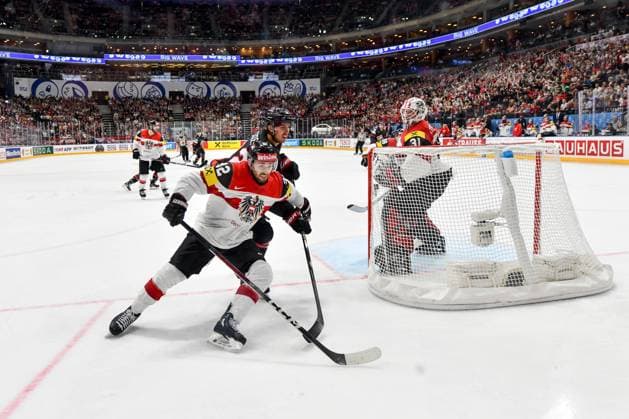 PRAGUE, CZECH REPUBLIC MAY 14 Bernd Wolf of Austria in a battle with Dylan Cozens of Canada during the preliminary round match between Canada and Austria at Prague Arena on May 14, 2024 in Prague, Czech Republic Prague Czech Republic Copyright: xJustPictures.ch AndreaxBrancax jp-en-EuSpIm-AB_14052024_DSC_0527