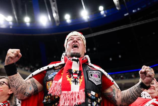 Ice hockey, Eishockey - IIHF WC 2024 PRAGUE,CZECH REPUBLIC,14.MAY.24 - ICE HOCKEY - IIHF Ice Hockey World Championship, WM, Weltmeisterschaft 2024, group stage, Austria vs Canada. Image shows the rejoicing of of a fan.  GEPAxpictures xDanielxGoetzhaber