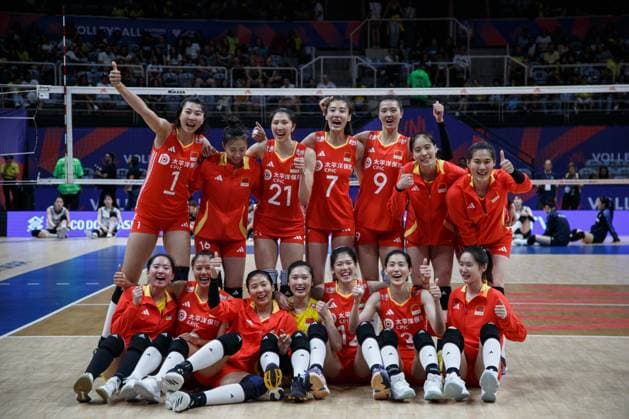 (240515) -- RIO DE JANEIRO, May 15, 2024 -- Players of China pose for photos after winning the International Volleyball Federation (FIVB) Volleyball Nations League Women s Pool 2 match between China and South Korea in Rio de Janeiro, Brazil, May 14, 2024. (Photo by Xinhua) (SP)BRAZIL-RIO DE JANEIRO-VOLLEYBALL-NATIONS LEAGUE-WOMEN-CHN VS KOR ClaudiaxMartini 