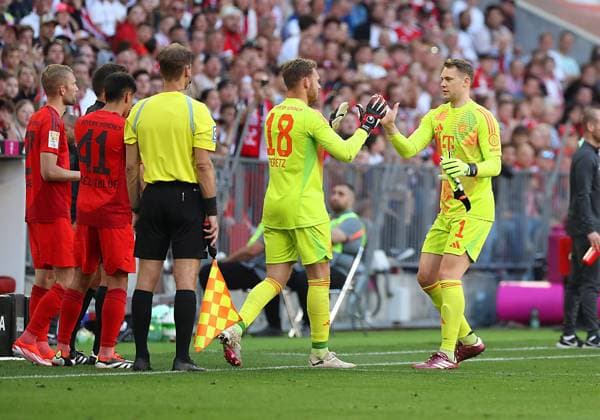 Bayern vs VfL, 1 BL Munich, 12 05 2024, FOOTBALL FC Bayern Munich vs VfL Wolfsburg, 1 BL, 2023 season 24 Goalkeeper Daniel Peretz FC Bayern Munich comes into play for goalkeeper Manuel Neuer FC Bayern Munich Munich