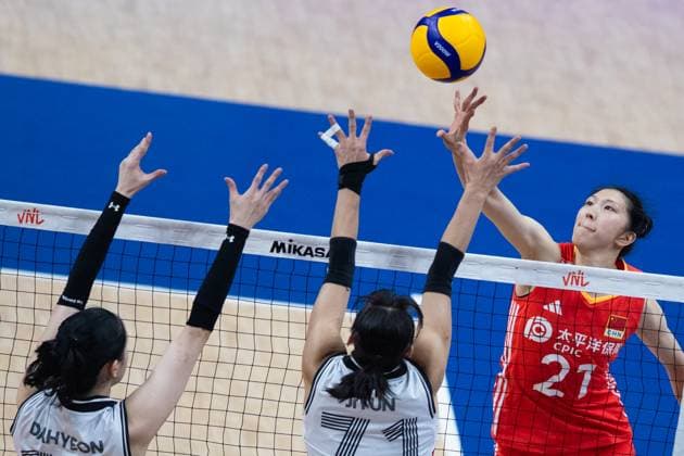 (240515) -- RIO DE JANEIRO, May 15, 2024 -- Wu Mengjie (R) of China spikes during the the International Volleyball Federation (FIVB) Volleyball Nations League Women s Pool 2 match between China and South Korea in Rio de Janeiro, Brazil, May 14, 2024. ) (SP)BRAZIL-RIO DE JANEIRO-VOLLEYBALL-NATIONS LEAGUE-WOMEN-CHN VS KOR WangxTiancong 