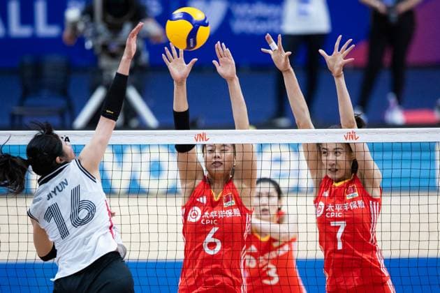 (240515) -- RIO DE JANEIRO, May 15, 2024 -- Gong Xiangyu (2nd L) and Wang Yuanyuan (1st R) of China block during the International Volleyball Federation (FIVB) Volleyball Nations League Women s Pool 2 match between China and South Korea in Rio de Janeiro, Brazil, May 14, 2024. ) (SP)BRAZIL-RIO DE JANEIRO-VOLLEYBALL-NATIONS LEAGUE-WOMEN-CHN VS KOR WangxTiancong 