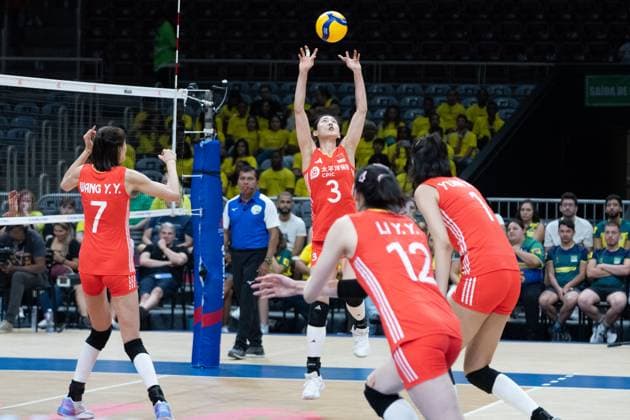 (240515) -- RIO DE JANEIRO, May 15, 2024 -- Diao Linyu (C) of China passes the ball during the International Volleyball Federation (FIVB) Volleyball Nations League Women s Pool 2 match between China and South Korea in Rio de Janeiro, Brazil, May 14, 2024. ) (SP)BRAZIL-RIO DE JANEIRO-VOLLEYBALL-NATIONS LEAGUE-WOMEN-CHN VS KOR WangxTiancong 