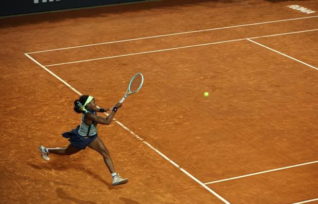 (240515) -- ROME, May 15, 2024 -- Coco Gauff of the United States returns a shot during the women s singles quarterfinal match between Zheng Qinwen of China and Coco Gauff of the United States at the WTA, Tennis Damen Italian Open in Rome, Italy, May 14, 2024. ) (SP) ITALY-ROME-TENNIS-WTA-ITALIAN OPEN-QUARTERFINAL LixJing 