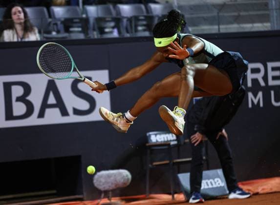 (240515) -- ROME, May 15, 2024 -- Coco Gauff of the United States jumps to avoid touching the ball during the women s singles quarterfinal match between Zheng Qinwen of China and Coco Gauff of the United States at the WTA, Tennis Damen Italian Open in Rome, Italy, May 14, 2024. ) (SP) ITALY-ROME-TENNIS-WTA-ITALIAN OPEN-QUARTERFINAL LixJing 