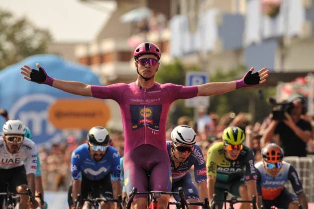107th Giro d Italia 2024 - Stage 11 Jonathan Milan of Italy and Team Lidl - Trek - Purple Points Jersey leads the peloton celebrating after victory during the 107th Giro d Italia 2024, Stage 11, a 207km stage from Foiano di val Fortore to Francavilla al mare is seen in Francavilla al mare, Italy, on May 15, 2024. Francavilla Al Mare Italy  Copyright: xLorenzoxDixColax originalFilename:dicola-107thgir240515_npgdc.jpg