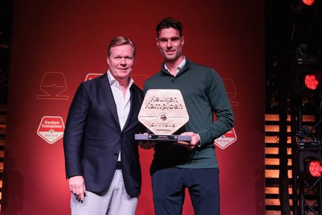 Sport Themen der Woche KW21 Sport Bilder des Tages CUIJK , 15-05-2024 , Inspyrium, season 2023 2024 , Dutch Football Keuken Kampioen Divisie. Beste Keeper , winnaar Gouden Kampioensschild seizoen 2023 2024 , Joshua Smits (Willem II), Uitgereikt door Bondscoach Ronald Koeman tijdens de derde editie Kampioensdiner KKD Kampioensdiner 2023 2024  x25240290x Copyright: