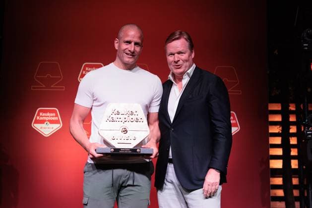 CUIJK , 15-05-2024 , Inspyrium, season 2023 2024 , Dutch Football Keuken Kampioen Divisie. Beste Trainer , winnaar Gouden Kampioensschild seizoen 2023 2024 , Bas Sibum (Roda JC), Uitgereikt door Bondscoach Ronald Koeman tijdens de derde editie Kampioensdiner KKD Kampioensdiner 2023 2024  x25240294x Copyright: