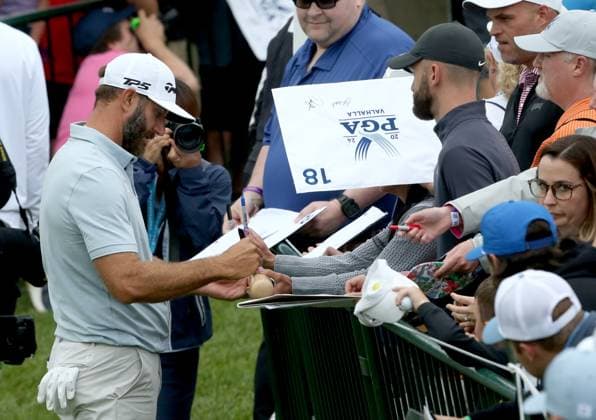 Dustin Johnson signs autographs for fans on the eighteenth green during the third practice day for the 2024 PGA, Golf Herren Championship at Valhalla Golf Course on Wednesday, May 15, 2024 in Louisville, Kentucky.  KYP20240515016 JOHNxSOMMERSxII