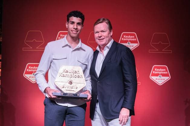 CUIJK , 15-05-2024 , Inspyrium, season 2023 2024 , Dutch Football Keuken Kampioen Divisie. Beste Speler , winnaar Gouden Kampioensschild seizoen 2023 2024 , Walid Ould-Chikh (Roda JC), Uitgereikt door Bondscoach Ronald Koeman tijdens de derde editie Kampioensdiner KKD Kampioensdiner 2023 2024  x25241055x Copyright: