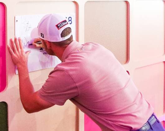 May 15, 2024, Louisville, Kentucky, USA: Wyndham Clark signs a flag during a special T-Mobile event before the 2024 PGA, Golf Herren Championship at Valhalla Golf Club in Louisville, Kentucky. Louisville USA - ZUMAw109 20240515_fap_w109_018 Copyright: xDebbyxWongx