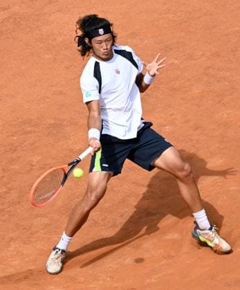 (240516) -- ROME, May 16, 2024 -- Zhang Zhizhen returns a shot during the men s singles quarterfinal match between Zhang Zhizhen of China and Alejandro Tabilo of Chile at the Italian Open in Rome, Italy, May 15, 2024. (Photo by Xinhua) (SP)ITALY-ROME-TENNIS ATP, Tennis Herren ITALIAN OPEN-QUARTERFINAL AlbertoxLingria 