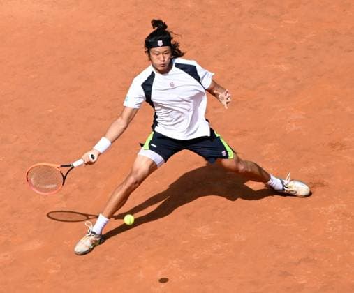 (240516) -- ROME, May 16, 2024 -- Zhang Zhizhen returns a shot during the men s singles quarterfinal match between Zhang Zhizhen of China and Alejandro Tabilo of Chile at the Italian Open in Rome, Italy, May 15, 2024. (Photo by Xinhua) (SP)ITALY-ROME-TENNIS ATP, Tennis Herren ITALIAN OPEN-QUARTERFINAL AlbertoxLingria 
