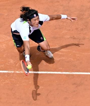 (240516) -- ROME, May 16, 2024 -- Zhang Zhizhen returns a shot during the men s singles quarterfinal match between Zhang Zhizhen of China and Alejandro Tabilo of Chile at the Italian Open in Rome, Italy, May 15, 2024. (Photo by Xinhua) (SP)ITALY-ROME-TENNIS ATP, Tennis Herren ITALIAN OPEN-QUARTERFINAL AlbertoxLingria 