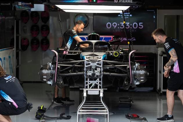 Alpine F1 Team A524, mechanical detail garage, box, mechanic, mecanicien, mechanics during the Formula 1 MSC Cruises Gran Premio del Made in Italy e Dell™Emilia-Romagne 2024, 7th round of the 2024 Formula One World Championship, WM, Weltmeisterschaft from May 17 to 19, 2024 on the Autodromo Enzo e Dino Ferrari, in Imola, Italy - F1 - EMILIA-ROMAGNA GRAND PRIX 2024 DPPI Panoramic 240516_R07_EMR_DP__F_16616