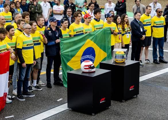 Sport Bilder des Tages MONZA - Max Verstappen (Red Bull Racing) and other drivers pay tribute to driver Ayrton Senna, who died 30 years ago, on the Autodromo Nazionale Monza circuit in the run-up to the Italian Grand Prix. ANP REMKO DE WAAL xVIxANPxSportx xxANPxIVx 498652119 originalFilename: 498652119.jpg