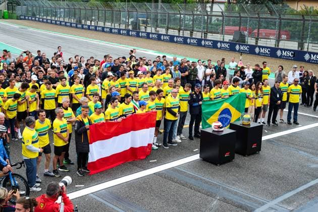 All drivers lining up on the grid in memory and paying tribute to Ayrton Senna during the Formula 1 MSC Cruises Gran Premio del Made in Italy e Dell™Emilia-Romagne 2024, 7th round of the 2024 Formula One World Championship, WM, Weltmeisterschaft from May 17 to 19, 2024 on the Autodromo Enzo e Dino Ferrari, in Imola, Italy - F1 - EMILIA-ROMAGNA GRAND PRIX 2024 DPPI Panoramic  240516_R07_EMR_DP_FGOO8886