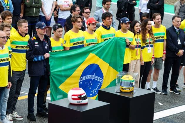 All drivers lining up on the grid in memory and paying tribute to Ayrton Senna during the Formula 1 MSC Cruises Gran Premio del Made in Italy e Dell™Emilia-Romagne 2024, 7th round of the 2024 Formula One World Championship, WM, Weltmeisterschaft from May 17 to 19, 2024 on the Autodromo Enzo e Dino Ferrari, in Imola, Italy - F1 - EMILIA-ROMAGNA GRAND PRIX 2024 DPPI Panoramic  240516_R07_EMR_DP_FG009567