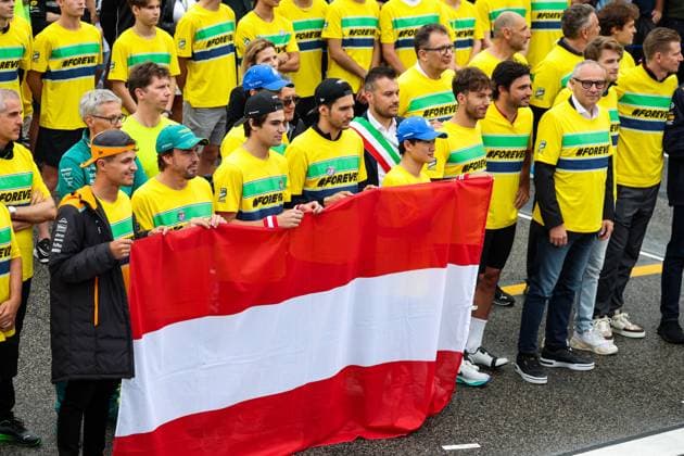 All drivers lining up on the grid in memory and paying tribute to Ayrton Senna during the Formula 1 MSC Cruises Gran Premio del Made in Italy e Dell™Emilia-Romagne 2024, 7th round of the 2024 Formula One World Championship, WM, Weltmeisterschaft from May 17 to 19, 2024 on the Autodromo Enzo e Dino Ferrari, in Imola, Italy - F1 - EMILIA-ROMAGNA GRAND PRIX 2024 DPPI Panoramic  240516_R07_EMR_DP_FG009573