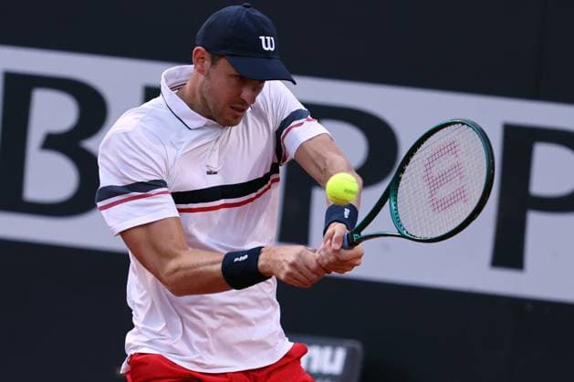 Tennis: ATP, Tennis Herren 1000 Internazionali di Tennis in Rome at Foro Italico. Match S. TSITSIPAS (GRE) VS N.JARRY (CHI) Rome, Italy 16.05.2024: S. TSITSIPAS (GRE) VS N.JARRY (CHI) during Internazionali BNL 2024 Men™s ATP 1000 Open tennis tournament in Rome at Grand Stand Arena . Rome foro italico italy italy Copyright: xmarcoxiacobucci