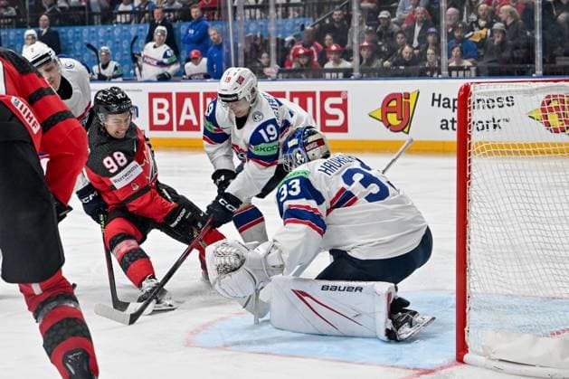 PRAGUE, CZECH REPUBLIC MAY 16 Connor Bedard of Canada tries to score against goalkeeper Henrik Haukeland of Norway during the preliminary round match between Canada and Norway at Prague Arena on May 16, 2024 in Prague Prague, Czech Republic Prague Prague Arena Czech Republic Copyright: xJustPictures.ch AndreaxBrancax jp-en-EuSpIm-AB_16052024_AAB_6893