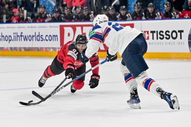 PRAGUE, CZECH REPUBLIC MAY 16 John Tavares of Canada in a battle for the puck with Martin Ronnild of Norway during the preliminary round match between Canada and Norway at Prague Arena on May 16, 2024 in Prague Prague, Czech Republic Prague Prague Arena Czech Republic Copyright: xJustPictures.ch AndreaxBrancax jp-en-EuSpIm-AB_16052024_AAB_7239