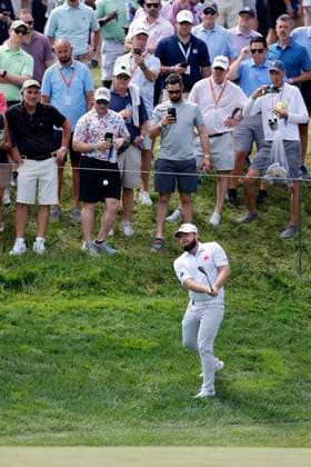 LOUISVILLE, KY - MAY 16: Tyrrell Hatton (ENG) hits a pitch shot from the rough at the 17th hole during the first round of the 2024 PGA, Golf Herren Championship at Valhalla Golf Club on May 16, 2024 in Louisville, Kentucky. (Photo by Joe Robbins Icon Sportswire) GOLF: MAY 16 PGA Championship EDITORIAL USE ONLY Icon573240516051