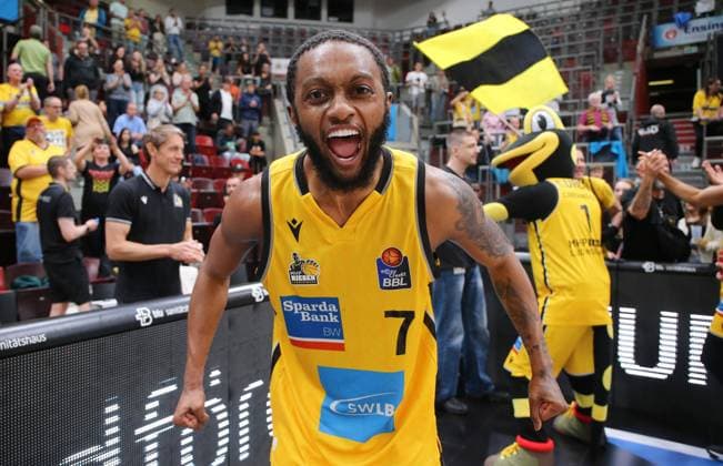Sport Themen der Woche KW21 Sport Bilder des Tages BAU 16.05.2024 Ludwigsburg Basketball MHP Riesen Ludwigsburg vs. Veolia Towers Hamburg, Desure Buie (LB) jueblt und ballt die Fäuste *** BAU 16 05 2024 Ludwigsburg Basketball MHP Riesen Ludwigsburg vs Veolia Towers Hamburg, Desure Buie LB juggles and clenches his fists