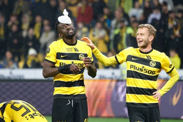 Sport Themen der Woche KW21 Sport Bilder des Tages Young Boys - FC St.Gallen Silvere Ganvoula (Young Boys) kuehlt die Beule am Kopf 16.05.2024 Wankdorf Stadion Bern , SCHWEIZ, Saison 2023 2024 Herren Fussball Super League BSC Young Boys Bern - FC St.Gallen Silvere Ganvoula (Young Boys) kuehlt die Beule am Kopf . Rechts Fabian Lustenberger (YB) *** Young Boys FC St Gallen Silvere Ganvoula Young Boys kuehlt die Beule am Kopf 16 05 2024 Wankdorf Stadion Bern , SWITZERLAND, Saison 2023 2024 Herren Fussball Super League BSC Young Boys Bern FC St Gallen Silvere Ganvoula Young Boys kuehlt die Beule am Kopf Rechts Fabian Lustenberger YB 