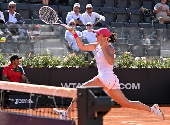 (240517) -- ROME, May 17, 2024 -- Iga Swiatek returns a shot during the women s singles semifinal match between Iga Swiatek of Poland and Coco Gauff of the United States at the WTA, Tennis Damen Italian Open in Rome, Italy, May 16, 2024. (Photo by Xinhua) (SP)ITALY-ROME-TENNIS-WTA-ITALIAN OPEN-SEMIFINAL AlbertoxLingria 