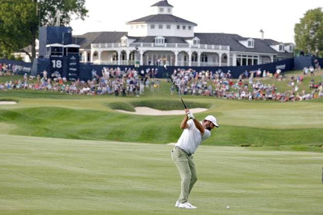 LOUISVILLE, KY - MAY 16: PGA, Golf Herren golfer Scottie Scheffler plays his second shot on the 18th hole on May 16, 2024, during the 2024 PGA Championship at Valhalla Golf Club in Louisville, Kentucky. (Photo by Brian Spurlock Icon Sportswire) GOLF: MAY 16 PGA Championship EDITORIAL USE ONLY Icon24051637