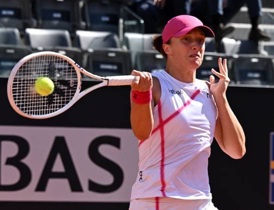 (240517) -- ROME, May 17, 2024 -- Iga Swiatek returns a shot during the women s singles semifinal match between Iga Swiatek of Poland and Coco Gauff of the United States at the WTA, Tennis Damen Italian Open in Rome, Italy, May 16, 2024. (Photo by Xinhua) (SP)ITALY-ROME-TENNIS-WTA-ITALIAN OPEN-SEMIFINAL AlbertoxLingria 
