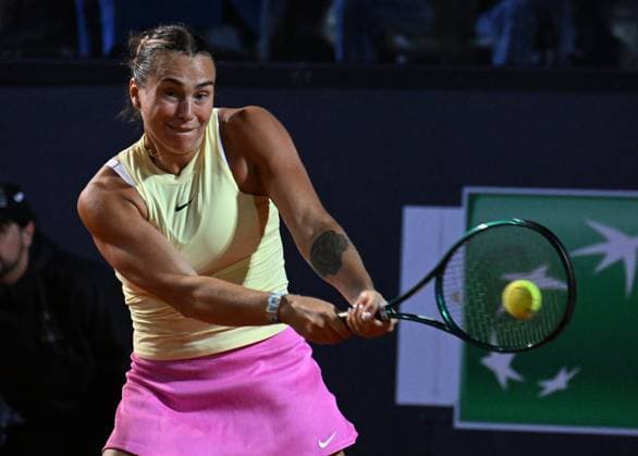 Sport Bilder des Tages (240517) -- ROME, May 17, 2024 -- Aryna Sabalenka returns a shot during the women s singles semifinal match between Aryna Sabalenka of Belarus and Danielle Collins of the United States at the WTA, Tennis Damen Italian Open in Rome, Italy, May 16, 2024. (Photo by Xinhua) (SP)ITALY-ROME-TENNIS-WTA-ITALIAN OPEN-SEMIFINAL AlbertoxLingria 