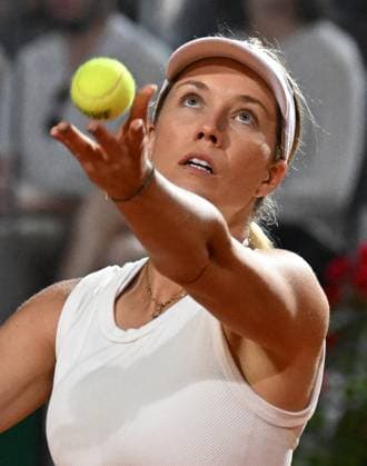 (240517) -- ROME, May 17, 2024 -- Danielle Collins serves during the women s singles semifinal match between Aryna Sabalenka of Belarus and Danielle Collins of the United States at the WTA, Tennis Damen Italian Open in Rome, Italy, May 16, 2024. (Photo by Xinhua) (SP)ITALY-ROME-TENNIS-WTA-ITALIAN OPEN-SEMIFINAL AlbertoxLingria 