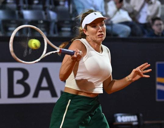(240517) -- ROME, May 17, 2024 -- Danielle Collins returns a shot during the women s singles semifinal match between Aryna Sabalenka of Belarus and Danielle Collins of the United States at the WTA, Tennis Damen Italian Open in Rome, Italy, May 16, 2024. (Photo by Xinhua) (SP)ITALY-ROME-TENNIS-WTA-ITALIAN OPEN-SEMIFINAL AlbertoxLingria 