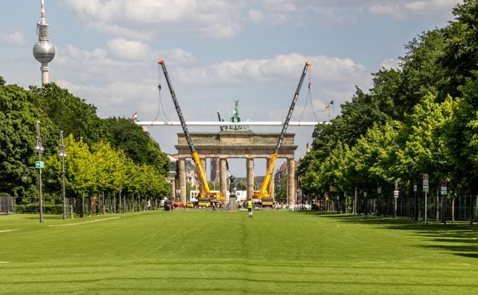 Kunstrasen am Brandenburger Tor am 17.05.2024 in Berlin. Es entsteht die Fanzone für die Fußball-Europameisterschaft vom 14. Juni bis zum 14. Juli. Kunstrasen am Brandenburger Tor *** Artificial turf at the Brandenburg Gate on 17 May 2024 in Berlin The fan zone for the European Football Championships from 14 June to 14 July Artificial turf at the Brandenburg Gate