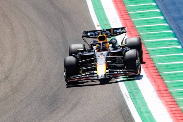 01 VERSTAPPEN Max (nld), Red Bull Racing RB20, action during the Formula 1 MSC Cruises Gran Premio del Made in Italy e Dell™Emilia-Romagne 2024, 7th round of the 2024 Formula One World Championship, WM, Weltmeisterschaft from May 17 to 19, 2024 on the Autodromo Enzo e Dino Ferrari, in Imola, Italy - F1 - EMILIA-ROMAGNA GRAND PRIX 2024 DPPI Panoramic  240517_R07_EMR_DP__F_18834