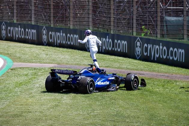 23 ALBON Alexander (tha), Williams Racing FW45, action stopped on track during the Formula 1 MSC Cruises Gran Premio del Made in Italy e Dell™Emilia-Romagne 2024, 7th round of the 2024 Formula One World Championship, WM, Weltmeisterschaft from May 17 to 19, 2024 on the Autodromo Enzo e Dino Ferrari, in Imola, Italy - F1 - EMILIA-ROMAGNA GRAND PRIX 2024 DPPI Panoramic  240517_R07_EMR_DP__F_18942