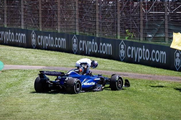 23 ALBON Alexander (tha), Williams Racing FW45, action stopped on track during the Formula 1 MSC Cruises Gran Premio del Made in Italy e Dell™Emilia-Romagne 2024, 7th round of the 2024 Formula One World Championship, WM, Weltmeisterschaft from May 17 to 19, 2024 on the Autodromo Enzo e Dino Ferrari, in Imola, Italy - F1 - EMILIA-ROMAGNA GRAND PRIX 2024 DPPI Panoramic  240517_R07_EMR_DP__F_18931