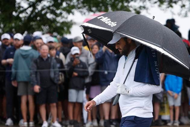 LOUISVILLE, KY - MAY 17: Fans look on as Scottie Scheffler walks off the No. 10 tee box after beginning his second round of the PGA, Golf Herren Championship, May 17, 2024, at Valhalla Golf Club in Louisville, Kentucky.(Photo by Matthew Maxey Icon Sportswire) GOLF: MAY 17 PGA Championship EDITORIAL USE ONLY Icon240517011