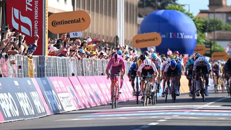 17-05-2024 Giro D italia; Tappa 13 Riccione - Cento; 2024, Lidl - Trek; 2024, Cofidis; Milan, Jonathan; Aniolkowski, Stanislaw; Cento; 
