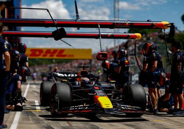 01 VERSTAPPEN Max (nld), Red Bull Racing RB20, pitlane, during the Formula 1 MSC Cruises Gran Premio del Made in Italy e Dell™Emilia-Romagne 2024, 7th round of the 2024 Formula One World Championship, WM, Weltmeisterschaft from May 17 to 19, 2024 on the Autodromo Enzo e Dino Ferrari, in Imola, Italy - F1 - EMILIA-ROMAGNA GRAND PRIX 2024 DPPI Panoramic  240517_R07_EMR_DP_F12024GP07ITA_JK363461