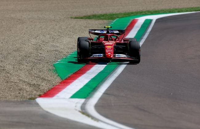 55 SAINZ Carlos (spa), Scuderia Ferrari SF-24, action during the Formula 1 MSC Cruises Gran Premio del Made in Italy e Dell™Emilia-Romagne 2024, 7th round of the 2024 Formula One World Championship, WM, Weltmeisterschaft from May 17 to 19, 2024 on the Autodromo Enzo e Dino Ferrari, in Imola, Italy - F1 - EMILIA-ROMAGNA GRAND PRIX 2024 DPPI Panoramic  240517_R07_EMR_DP_F12024GP07ITA_JK365001