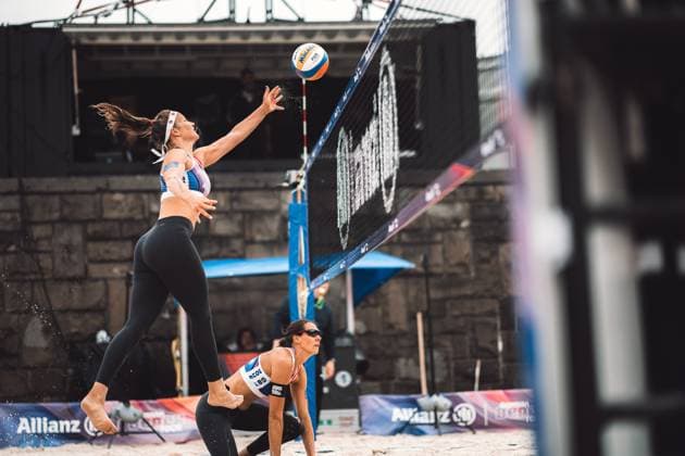 Beach volleyball women German Beach Tour 2024 Tour stop Düsseldorf 17 05 2024 Isabel Schneider plays the ball over the net City Sports venue State Germany
