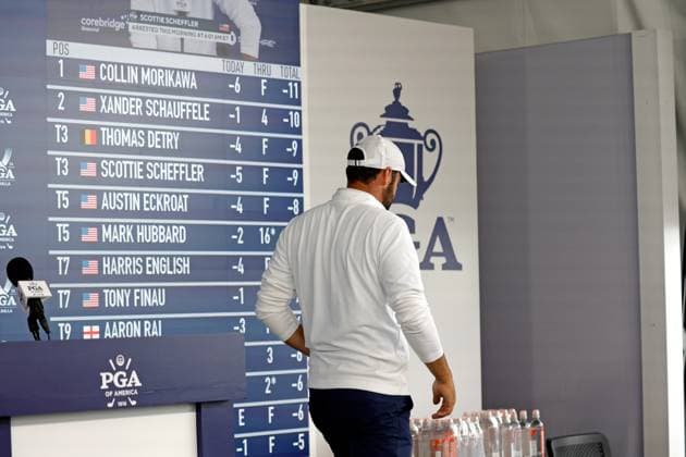 LOUISVILLE, KY - MAY 17: PGA, Golf Herren golfer Scottie Scheffler exits his press conference, PK, Pressekonferenz while being in third place at 9 under par while talk off his arrest at 6:01 A.M. is on the tv screen in press conference tent following his round on May 17, 2024, during the 2024 PGA Championship at Valhalla Golf Club in Louisville, Kentucky. (Photo by Brian Spurlock Icon Sportswire) GOLF: MAY 17 PGA Championship EDITORIAL USE ONLY Icon24051728