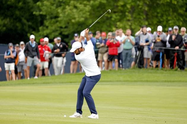 LOUISVILLE, KY - MAY 17: PGA, Golf Herren golfer Scottie Scheffler plays his second shot on the 9th hole on May 17, 2024, during the second round of the 2024 PGA Championship at Valhalla Golf Club in Louisville, Kentucky. (Photo by Brian Spurlock Icon Sportswire) GOLF: MAY 17 PGA Championship EDITORIAL USE ONLY Icon24051757