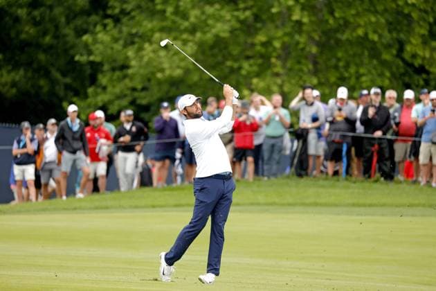 LOUISVILLE, KY - MAY 17: PGA, Golf Herren golfer Scottie Scheffler plays his second shot on the 9th hole on May 17, 2024, during the second round of the 2024 PGA Championship at Valhalla Golf Club in Louisville, Kentucky. (Photo by Brian Spurlock Icon Sportswire) GOLF: MAY 17 PGA Championship EDITORIAL USE ONLY Icon24051761