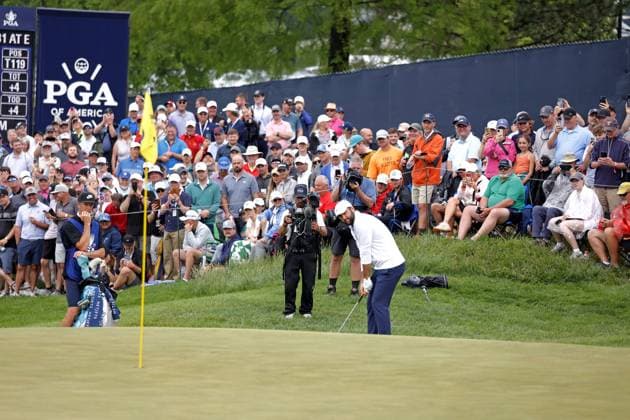 LOUISVILLE, KY - MAY 17: PGA, Golf Herren golfer Scottie Scheffler chips on the 9th hole on May 17, 2024, during the second round of the 2024 PGA Championship at Valhalla Golf Club in Louisville, Kentucky. (Photo by Brian Spurlock Icon Sportswire) GOLF: MAY 17 PGA Championship EDITORIAL USE ONLY Icon24051769