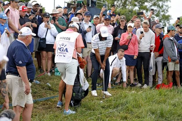 LOUISVILLE, KY - MAY 17: PGA, Golf Herren golfer Tiger Woods plays his 3rd shot on the 18th hole during the second round of the 2024 PGA Championship on May 17, 2024, at Valhalla Golf Club in Louisville, Kentucky. (Photo by Brian Spurlock Icon Sportswire) GOLF: MAY 17 PGA Championship EDITORIAL USE ONLY Icon24051779