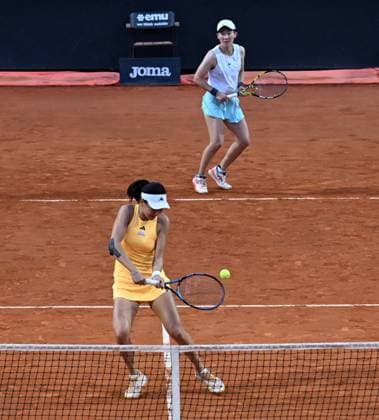 (240518) -- ROME, May 18, 2024 -- Wang Xinyu (front) Zheng Saisai compete during the women s doubles semifinal match between Wang Xinyu Zheng Saisai of China and Coco Gauff of the United States Erin Routliffe of New Zealand at the WTA, Tennis Damen Italian Open in Rome, Italy, May 17, 2024. (Photo by Xinhua) (SP)ITALY-ROME-TENNIS-WTA-ITALIAN OPEN-SEMIFINAL AlbertoxLingria 